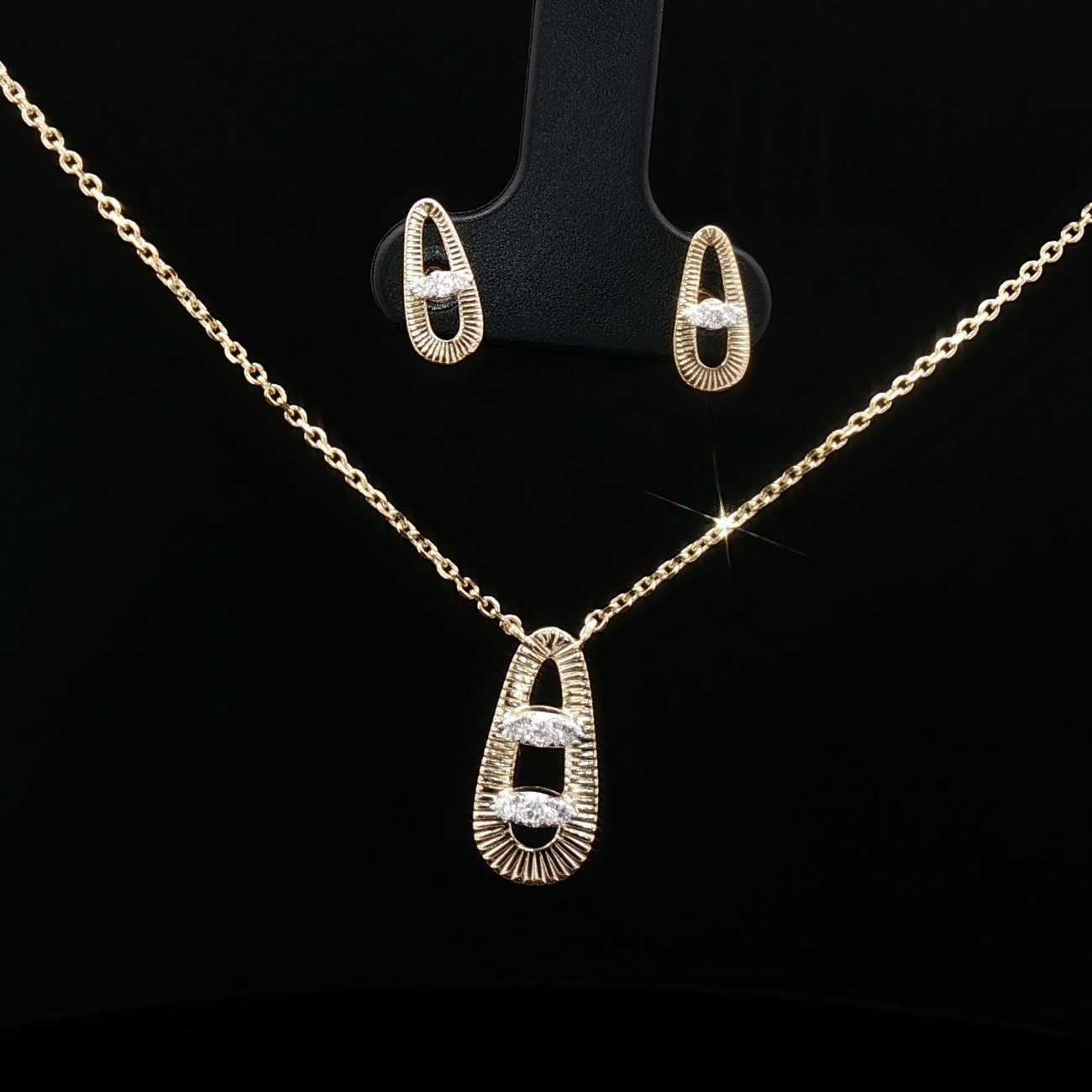 Mayūra Marquise Pendant Set - Image 1